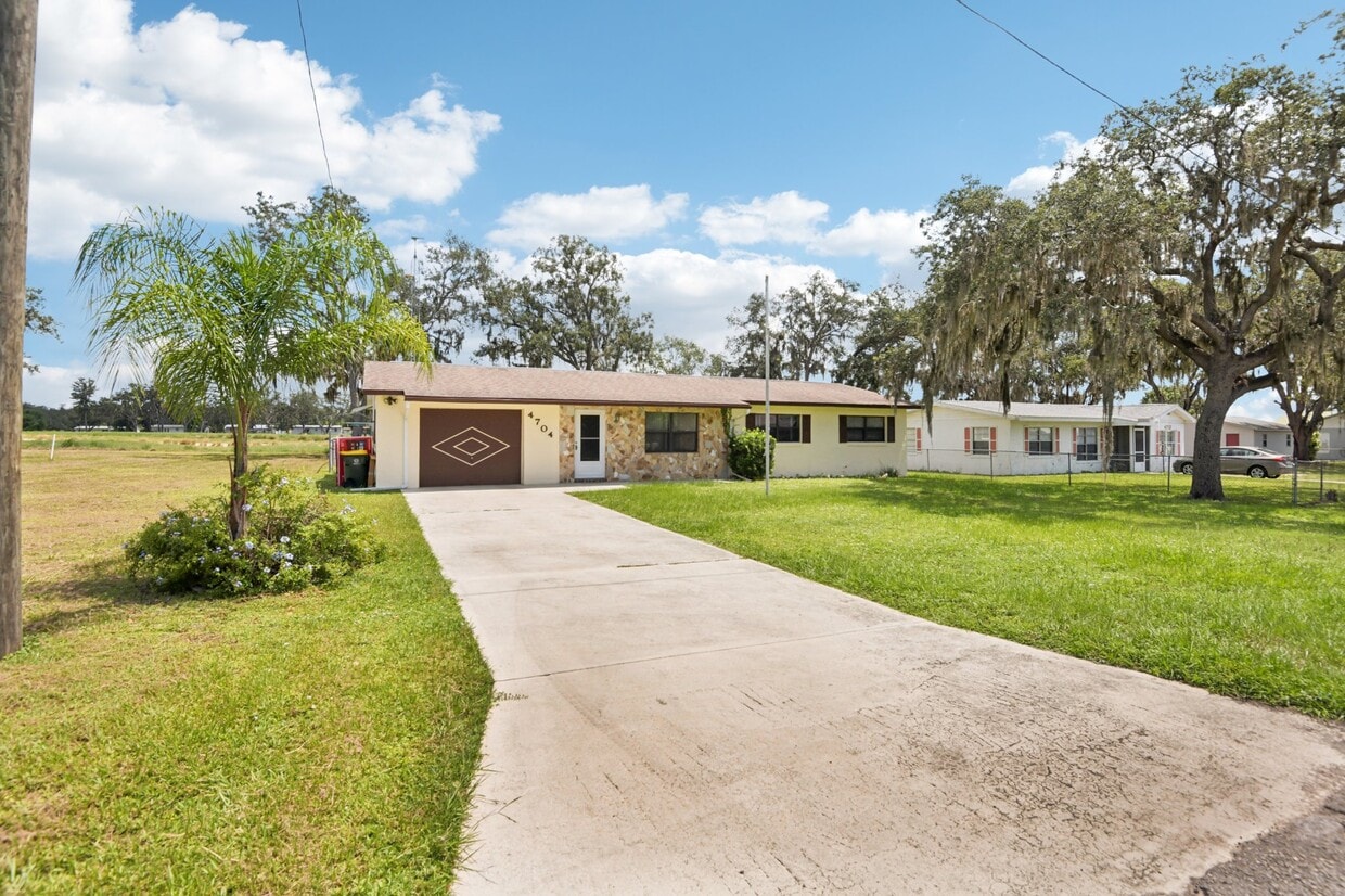 Foto principal - 4704 Queen Palm Dr