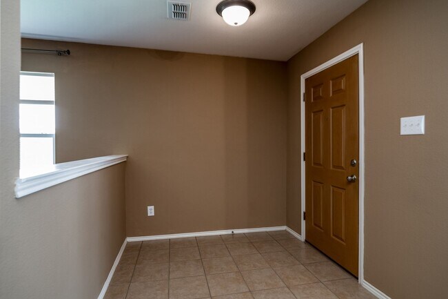 Foto del edificio - *Ready for Quick Move-in*