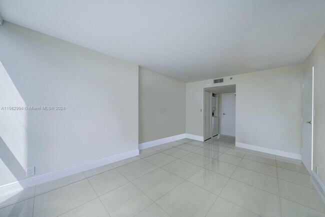 Foto del edificio - 7601 E Treasure Dr