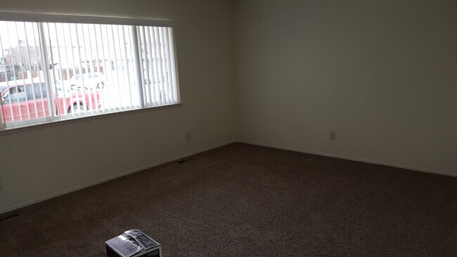 Living Room - 1512 N Edmonds Dr
