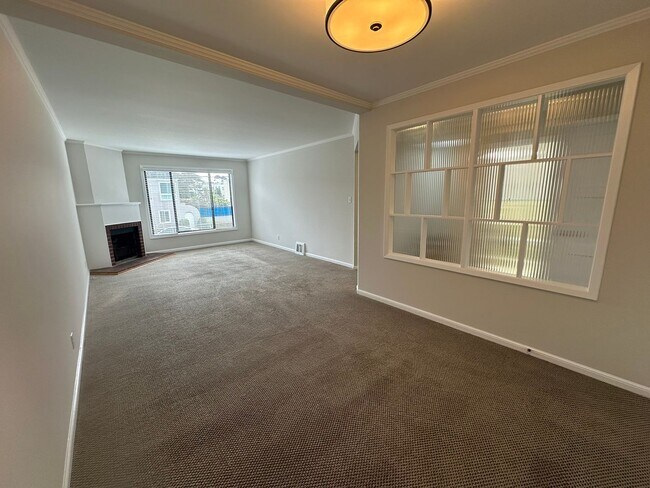 Building Photo - Charming Outer Parkside Home