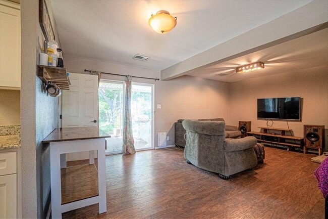 Building Photo - 7811 Cielo Vista Dr