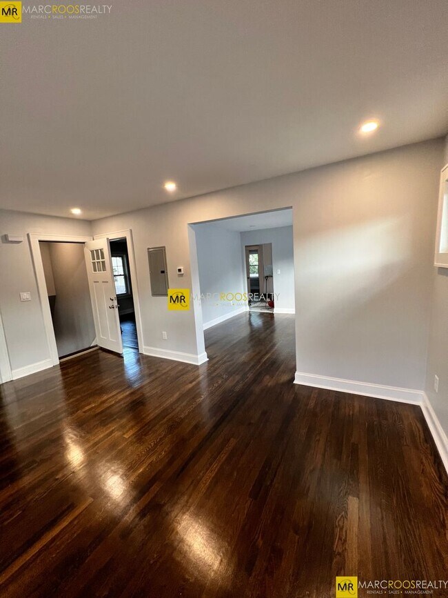 Building Photo - Modern Watertown 3bed 2bath w. W/D in Unit...