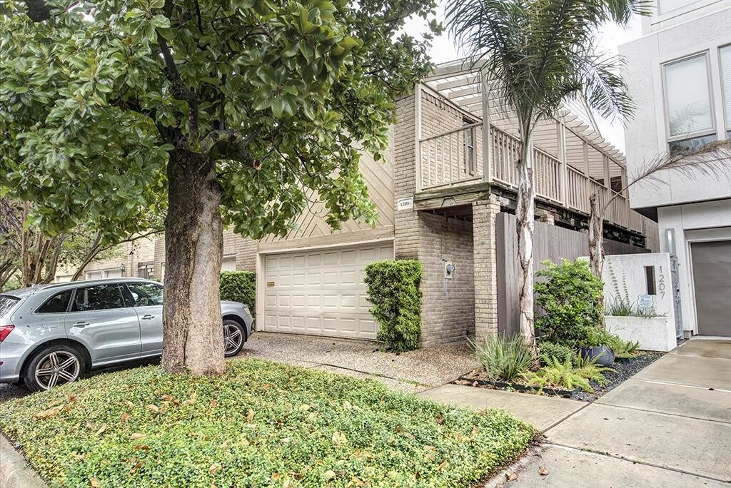 Foto principal - 1205 1/2 Hyde Park Blvd