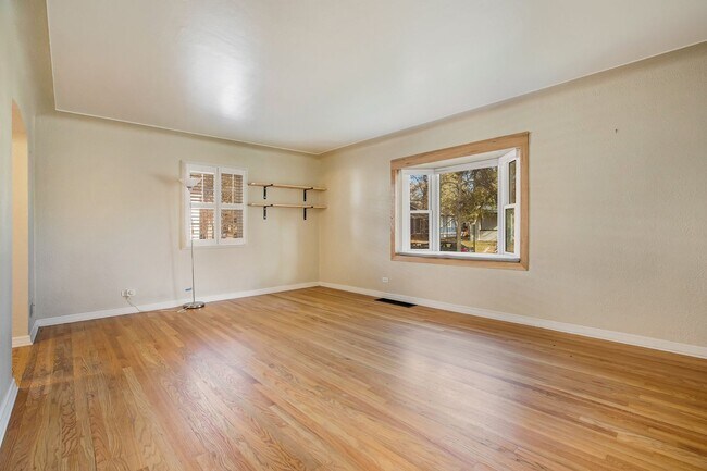 Building Photo - 4Bed/2Bath home with newly renovated basem...