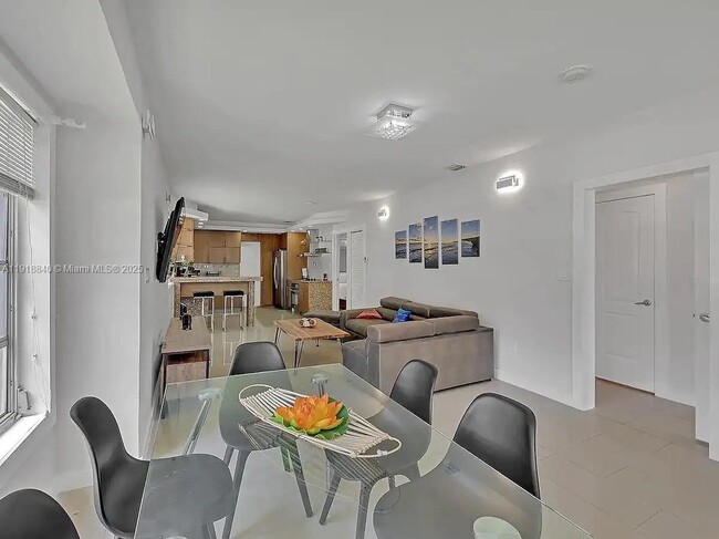 Building Photo - 715 Hollywood Blvd