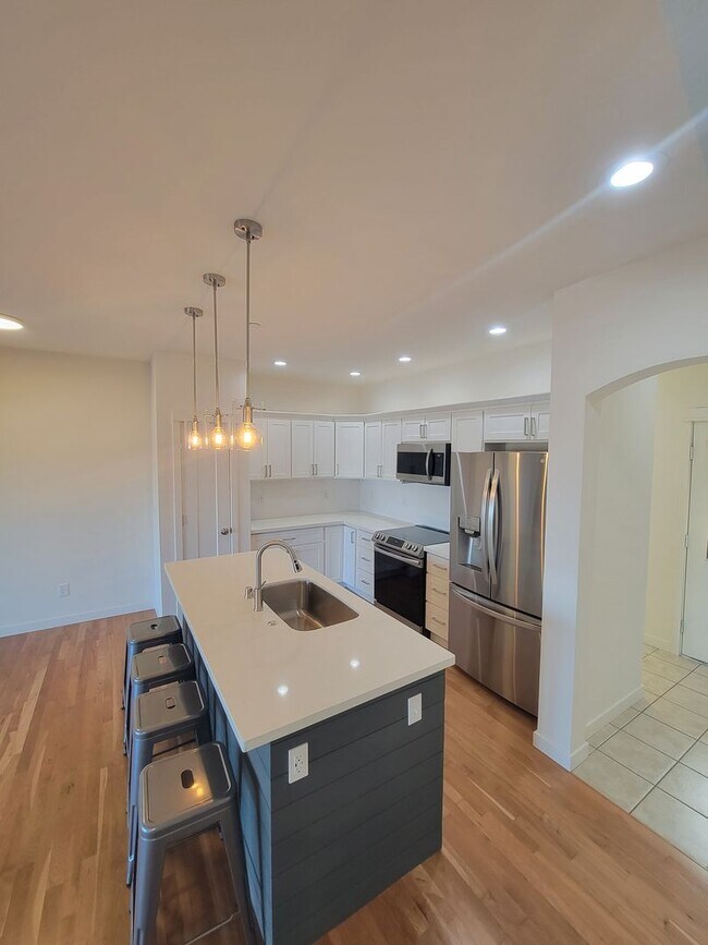 Building Photo - Gorgeous 3 bedroom 2.5 bath with views of ...