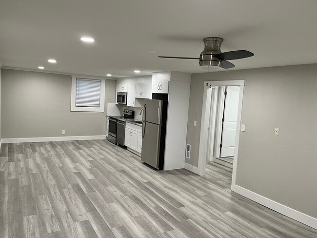 Building Photo - 1402 S Broadway Ave