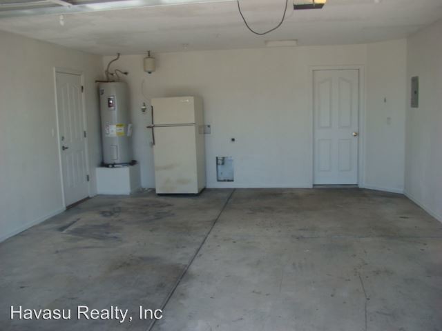 Building Photo - 2371 Shorewood Dr
