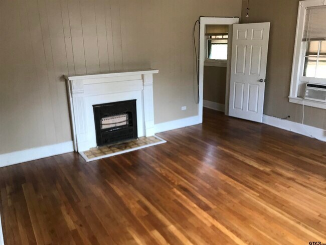 Building Photo - 208 W Phillips St