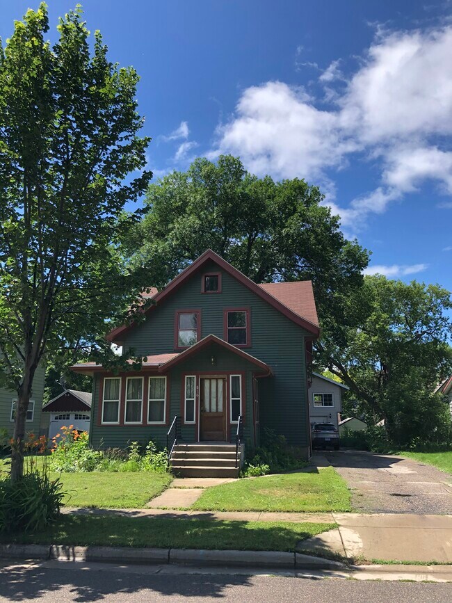 Building Photo - 816 3rd St SE