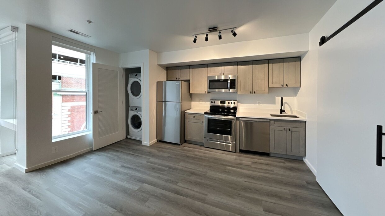 Photo - 725 W Pratt St. Apartments