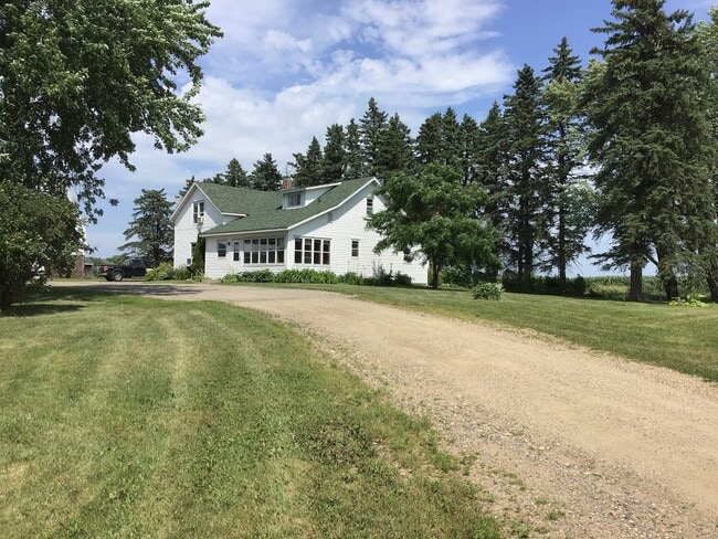 Building Photo - 4 Bedroom 1 Bath Long Prairie Rental - Cou...