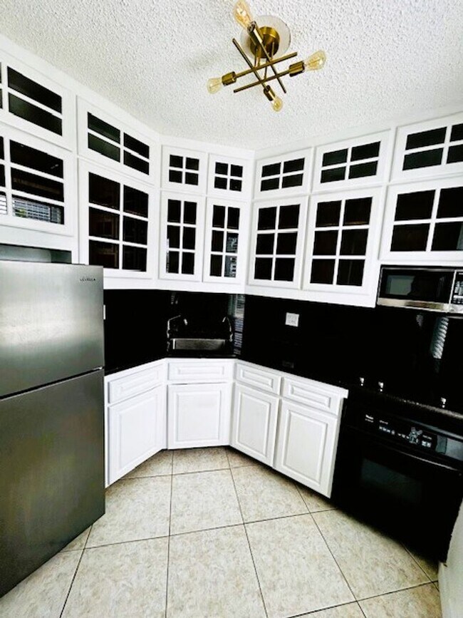 Building Photo - Dreamy 1 Bedroom 1 Bath Beach Condo!