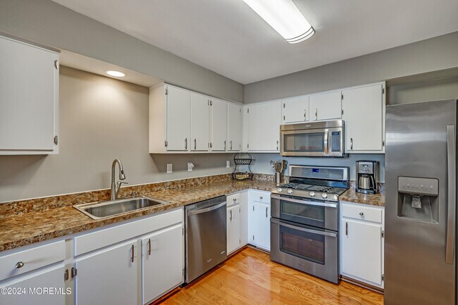 Building Photo - 256 Tennis Ct