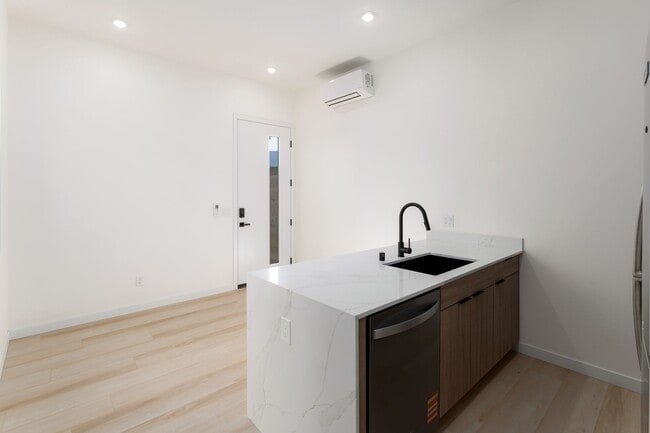 Foto del edificio - Private Yard, Laundry, Luxurious and Newly Built