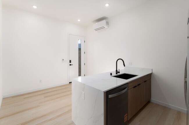 Foto del edificio - Private Yard Space, No Shared Walls, Views, New Luxury