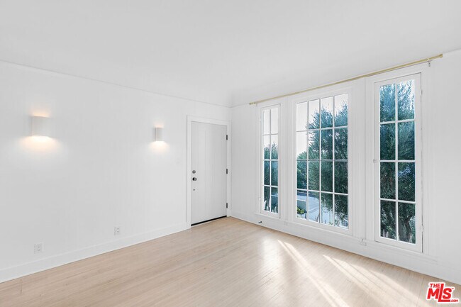 Foto del edificio - 854 Hyperion Ave