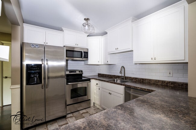 Building Photo - 586 Somerset Ln