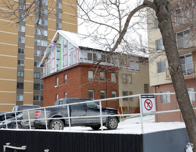 Building Photo - Broadview Legislature Apartments