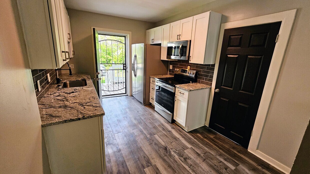 Foto principal - 841-843 Seymour Avenue