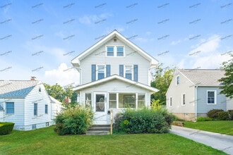 Building Photo - 547 E Ford Ave