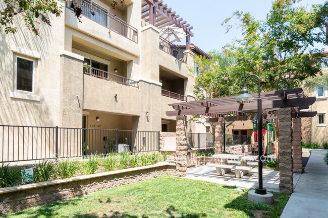 Foto del edificio - Beautiful 3 Bedroom, 2 Bath Townhouse with 2 car garage