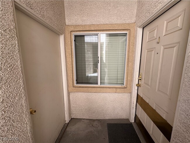 Building Photo - 855 N Stephanie St