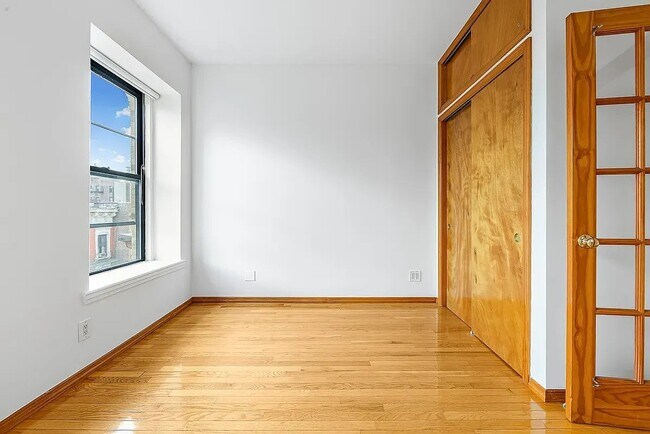 Foto del edificio - 63 E 7th St