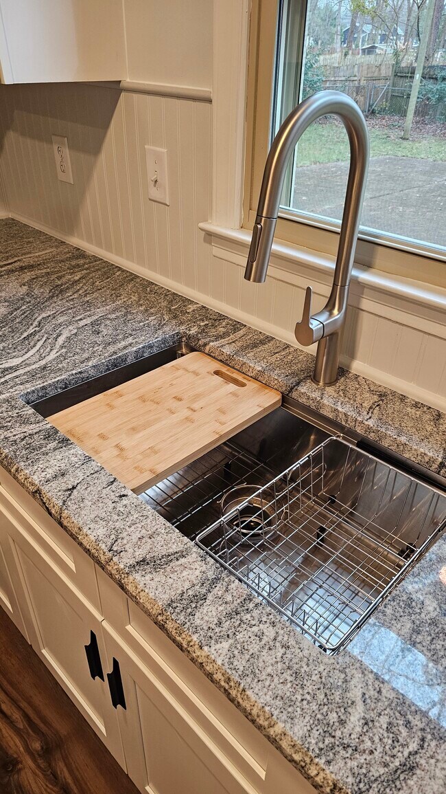 Foto del edificio - 6736 Hartsell Pl