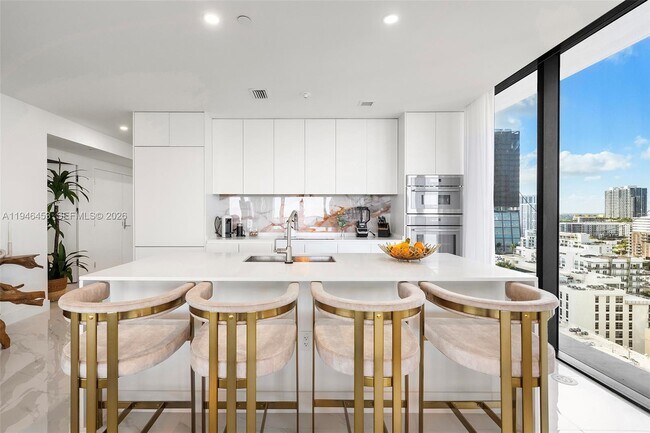 Foto del edificio - 700 NE 24th St