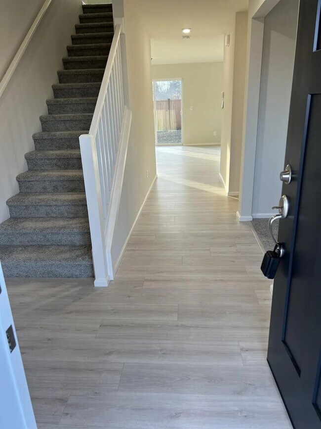 Foto del edificio - Enormous Two-Story Home- Available January 9th