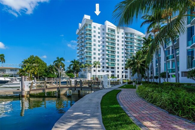 Foto del edificio - 7910 Harbor Island Dr