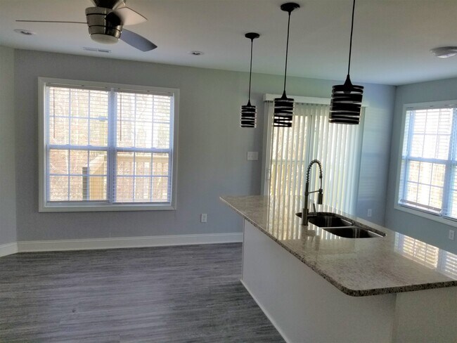 Planta abierta - 2810 Herndon Village Way