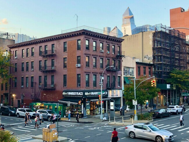 Building Photo - 194 8th Ave