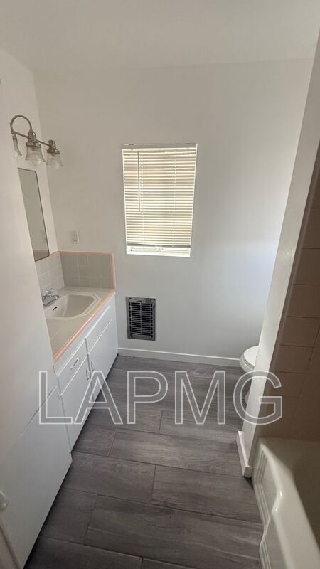 Foto del edificio - 4433 Hazeltine Ave