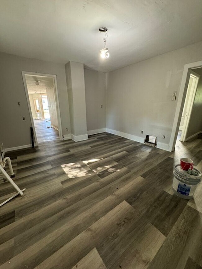 Building Photo - Fully renovated! Rent Reduced!