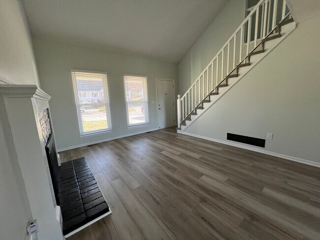 Sala de estar/puerta principal/escaleras - 14106 W 87th Terrace