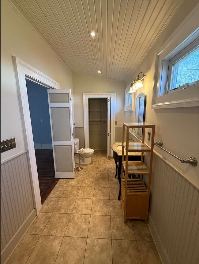 Building Photo - 2 bed/ 2 bath downtown home!