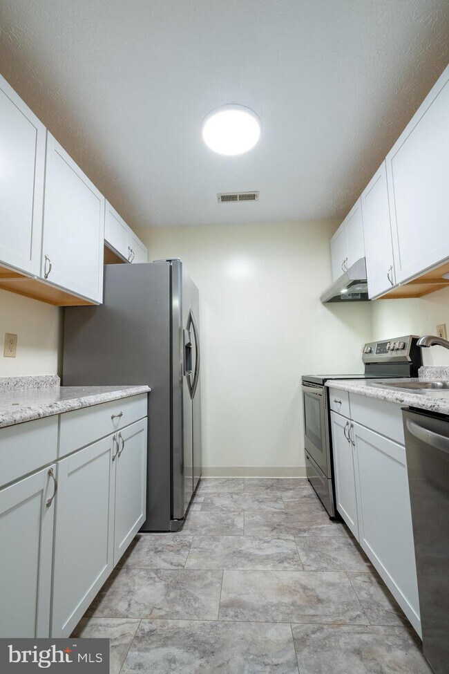 Building Photo - 23239 Rosewood Ct