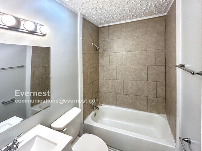 Building Photo - Charming 3-Bedroom Home with Fenced Yard a...