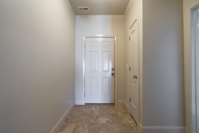 Foto del edificio - Spacious 2 Bedroom Hurricane Townhome Near...