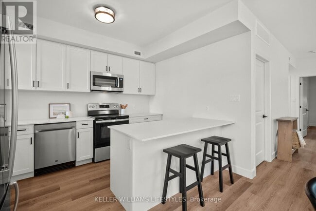 Building Photo - 470-470 Darcy Dr