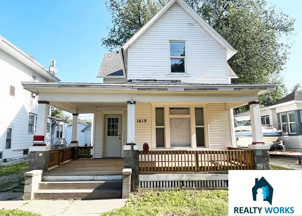 Primary Photo - Large 5 Bedroom House!
