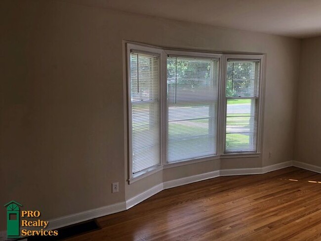 Building Photo - 3 Bedroom Home with Large Fenced in Yard