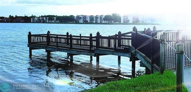 Foto del edificio - 114 Lake Emerald Dr