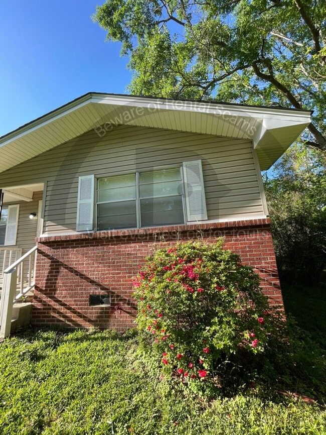 Building Photo - 3 BED & 2 BATH / PET-FRIENDLY / SECTION 8 ...