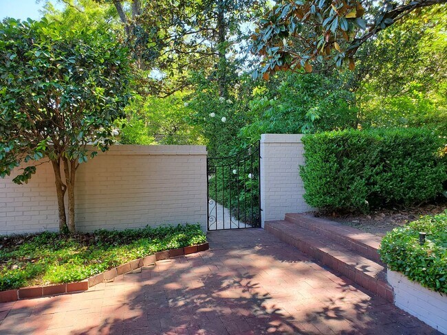 Building Photo - ** 3 bed 2 bath located in McGehee Estate ...