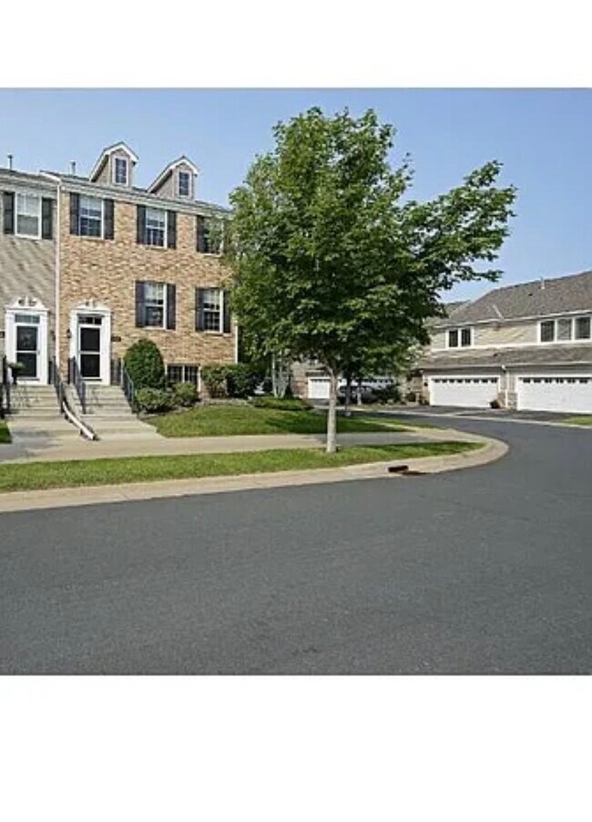 Foto del edificio - 15524 Lilac Dr