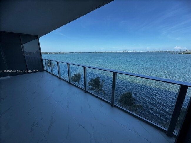 Foto del edificio - 700 NE 24th St